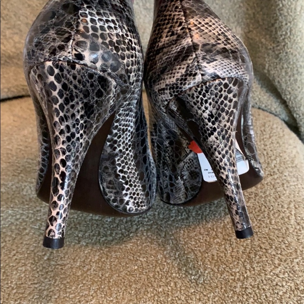 Grey Snake Print Stuart Weitzman Heel Size 11m - image 6